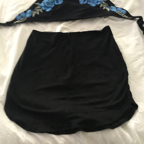 Short halter top with matching mini skirt - Picture 2 of 2